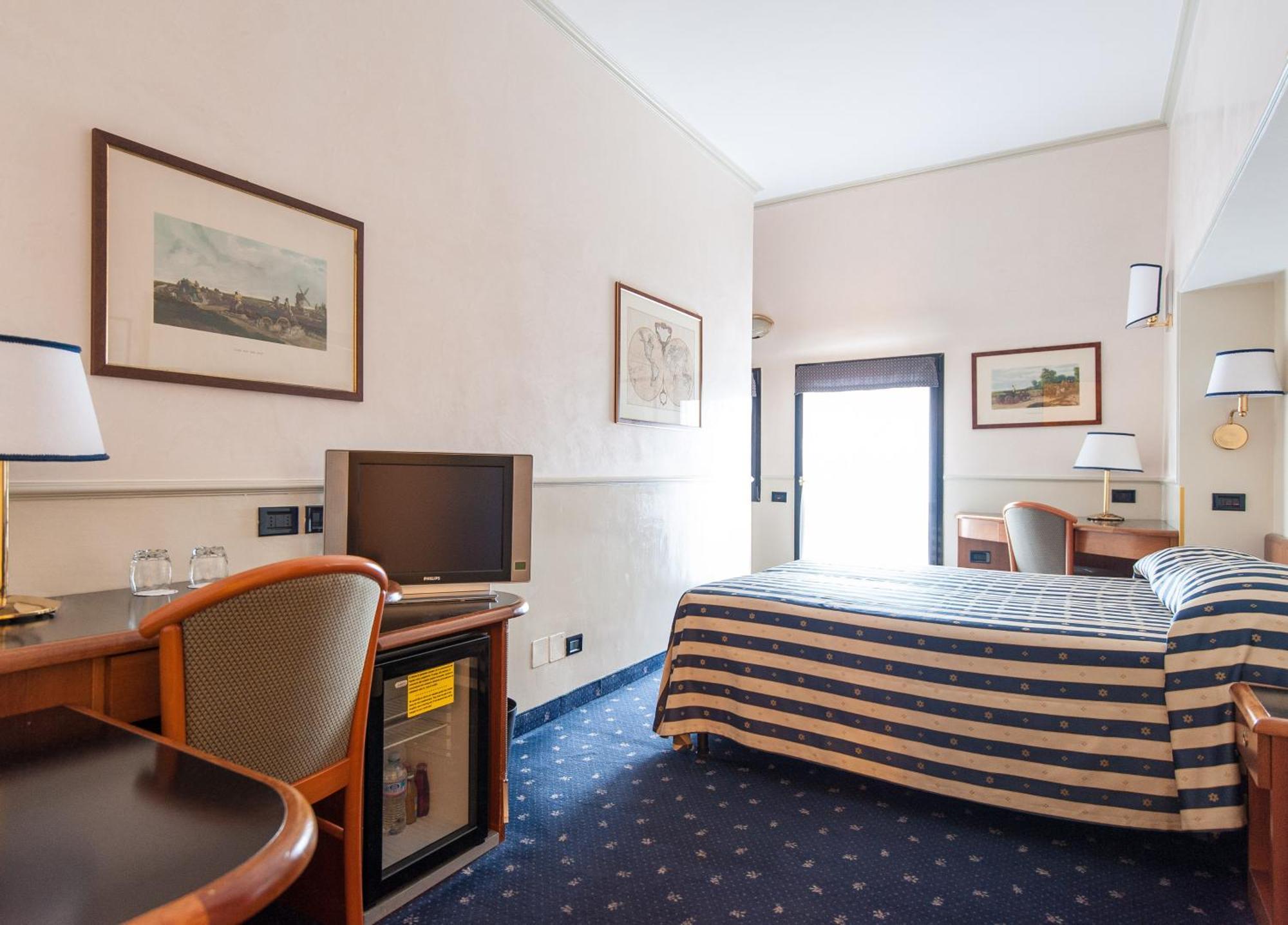 Hotel Flora — Foto 1